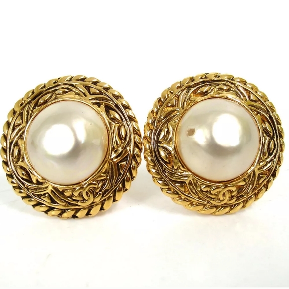 AUTHENTIC CHANEL2329  PEARL ROUND VINTAGE EARRING - Picture 8 of 8
